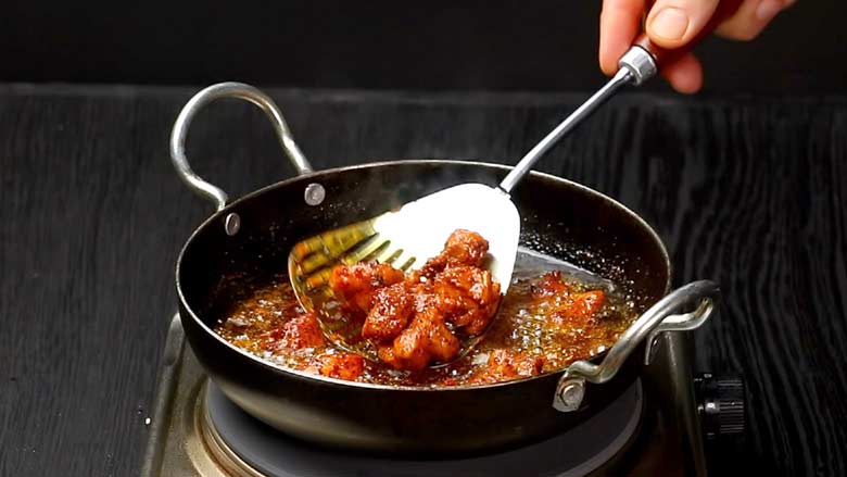  Wiederholen Sie dies für das restliche Huhn. Auf Küchenpapiertüchern abtropfen lassen - Kerala Chicken Fry Rezept