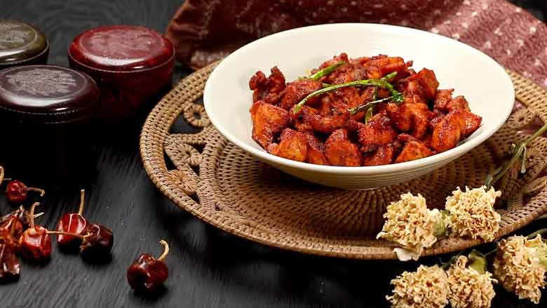 sirva kozhi porichathu quente acompanhado com fatias de limão - receita de fritar frango Kerala